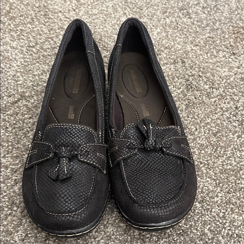 Clark’s collection Black Textured Women's Loafers